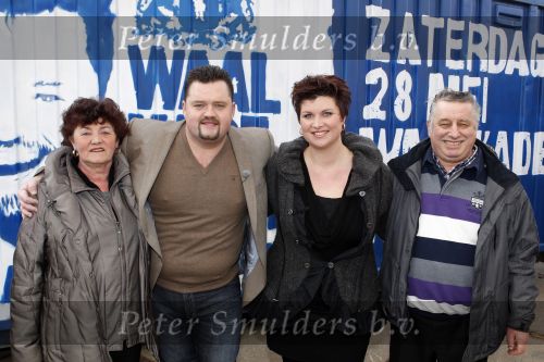 Tiel 7 februari 2011
Presentatie concert Frans Duijts bij het sloopbedrijf van zijn vader. Aanwezig zijn zijn vrouw ouders schoonouders en Niel van Hoff.
Peter Smulders bv