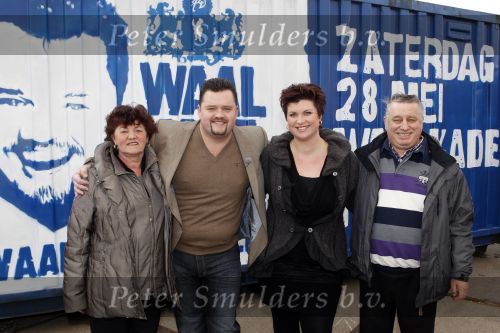 Tiel 7 februari 2011
Presentatie concert Frans Duijts bij het sloopbedrijf van zijn vader. Aanwezig zijn zijn vrouw ouders schoonouders en Niel van Hoff.
Peter Smulders bv