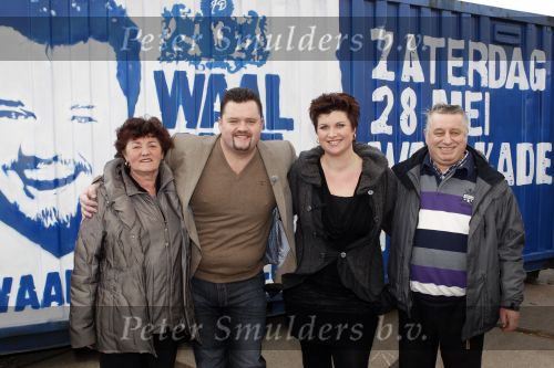 Tiel 7 februari 2011
Presentatie concert Frans Duijts bij het sloopbedrijf van zijn vader. Aanwezig zijn zijn vrouw ouders schoonouders en Niel van Hoff.
Peter Smulders bv