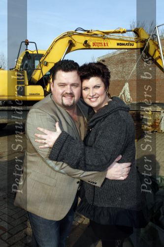 Tiel 7 februari 2011
Presentatie concert Frans Duyts bij het sloopbedrijf van zijn vader. Aanwezig zijn zijn vrouw ouders schoonouders en Niel van Hoff.
Peter Smulders bv