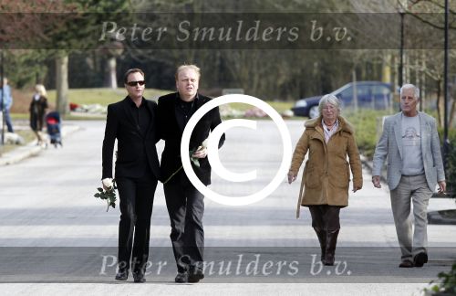 Amsterdam 12 maart 2011
Crematie van Ria Alberti op westgaarde. Frits Huffnagels met vriend
Peter Smulders bv