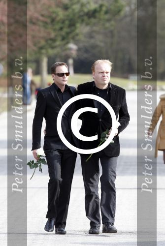 Amsterdam 12 maart 2011
Crematie van Ria Alberti op westgaarde. Frits Huffnagels met vriend
Peter Smulders bv