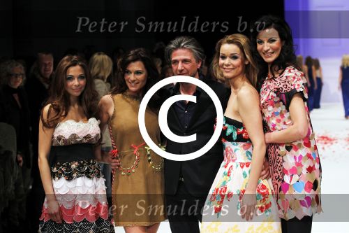 Amsterdam 7 maart 2011
Modeshow Jos v raak in de westergasfabriek met als modellen oa Georgina Verbaan Irene v d Laar Froukje de Both Quinty Trustfull Marvy Rieder en Kim Feenstra.
Peter Smulders bv
