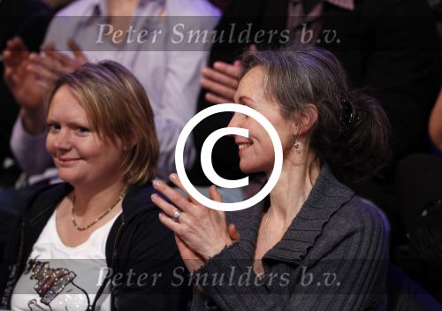Hilversum 4 maart 2011
Sterren dansen op het ijs van SBDS 6 in studio 22 .Deelnemers zijn Monique Smit Jenny Smit Vivian Reys Babette v Veen Ralf Mackenbach Michael Boogerd en Sieneke Gerard Joling en Nance Coolen presenteren het. Gaetane Bouchez, vrouw van Herman v Veen
Peter Smulders bv