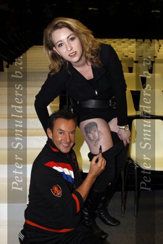 Hilversum 11 februari 2011
Sterrendansen op hetbijs in studio 22. Gerard Joling met superfan met Tatoo op haar been
Peter Smulders bv