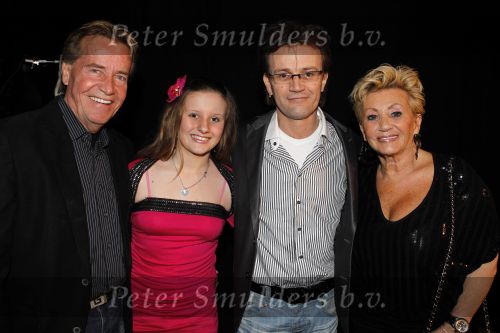 Baarn 27 februari 2011
Ria Valk viert haar 70e vefrjaardag en 55 jarig artiest zijn in de tv studio in Baarn. Ton en Hanny Veerman met zoon en kleindochter
Peter Smulders bv