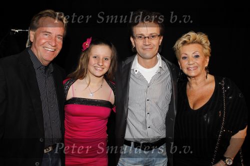 Baarn 27 februari 2011
Ria Valk viert haar 70e vefrjaardag en 55 jarig artiest zijn in de tv studio in Baarn. Ton en Hanny Veerman met zoon en kleindochter
Peter Smulders bv
