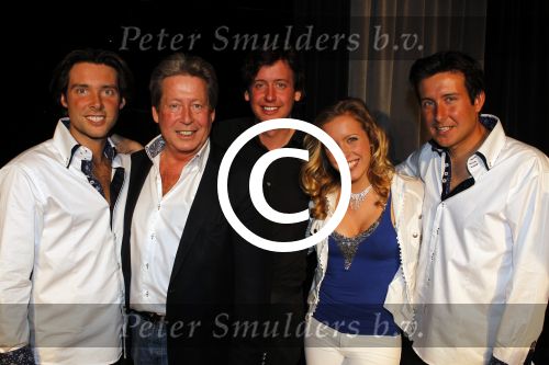 Hoofddorp 7 maart 2011
Magic Unlimited met Oscar Renzo en Lara Kazan worden ambassadeur van het goede doel dappere dodo\'s. Hun vader Hans kwam als verassing uit een doos.
Peter Smulders bv