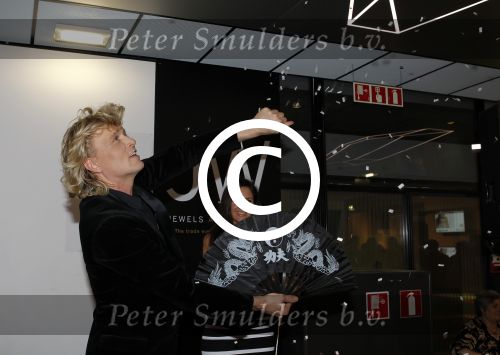 Utrecht 14 maart 2011
Hans Klok presenteert sieradenlijn .
Peter Smulders bv
