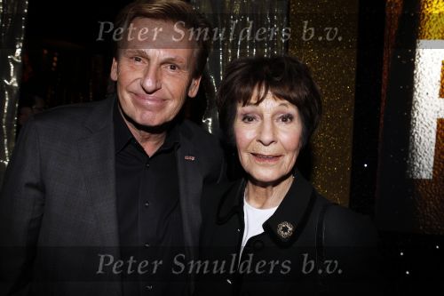 Hilversum 17 februari 2011
Presentatie boek Bert v d Veer bij beeld en geluid. Joop v d Ende neemt het eerste boek in ontvangst. Mies Bouwman en Henny Huisman