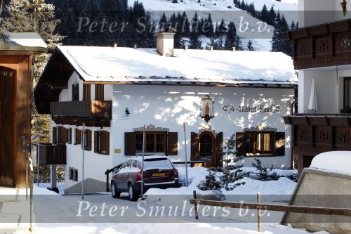 Lech 19 februari 2011
Fotosessie met de koninklijke familie in Lech. Aanwezig waren Koningin Beatrix Prins Willem Alexander Maxima Prinses Amalai Ariane en Alexia aslmede Prins Constantijn met zijn vrouw Prinses Laurentien en kinderen en Prins Friso met zijn vrouw Mabel Wisse Smit en hun kinderen. Het huis waar WA en Maxima met kids sliepen
Peter Smulders bv