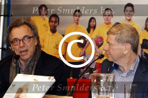 Amsterdam 14 maart 2011
Presentaie blad helden wat deze maand helemaal in het teken staat van Johan Cruijff. Frits en Barbara Barend presenteren het vanuit het olympisch stadion. Jan Mulder
Peter Smulders bv