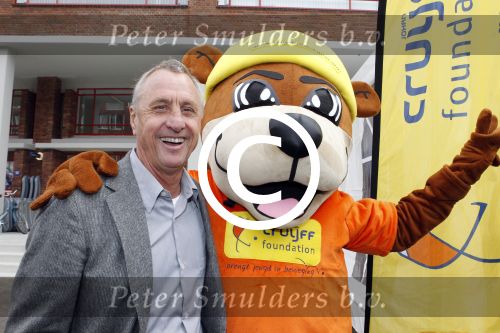 Amsterdam 14 maart 2011
Presentaie blad helden wat deze maand helemaal in het teken staat van Johan Cruijff. Frits en Barbara Barend presenteren het vanuit het olympisch stadion.
Peter Smulders bv