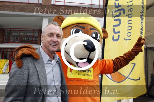 Amsterdam 14 maart 2011
Presentaie blad helden wat deze maand helemaal in het teken staat van Johan Cruijff. Frits en Barbara Barend presenteren het vanuit het olympisch stadion.
Peter Smulders bv