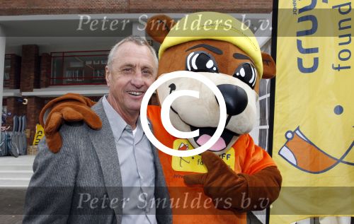 Amsterdam 14 maart 2011
Presentaie blad helden wat deze maand helemaal in het teken staat van Johan Cruijff. Frits en Barbara Barend presenteren het vanuit het olympisch stadion.
Peter Smulders bv