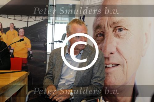 Amsterdam 14 maart 2011
Presentaie blad helden wat deze maand helemaal in het teken staat van Johan Cruijff. Frits en Barbara Barend presenteren het vanuit het olympisch stadion.
Peter Smulders bv