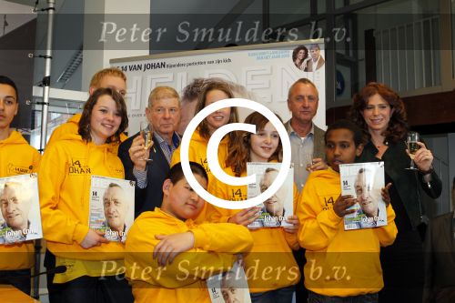 Amsterdam 14 maart 2011
Presentaie blad helden wat deze maand helemaal in het teken staat van Johan Cruijff. Frits en Barbara Barend presenteren het vanuit het olympisch stadion.
Peter Smulders bv