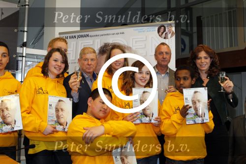Amsterdam 14 maart 2011
Presentaie blad helden wat deze maand helemaal in het teken staat van Johan Cruijff. Frits en Barbara Barend presenteren het vanuit het olympisch stadion.
Peter Smulders bv