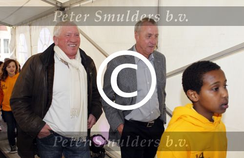 Amsterdam 14 maart 2011
Presentaie blad helden wat deze maand helemaal in het teken staat van Johan Cruijff. Frits en Barbara Barend presenteren het vanuit het olympisch stadion.
Peter Smulders bv