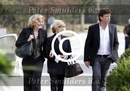 Amsterdam 12 maart 2011
Crematie van Ria Alberti op westgaarde. John de Mol met vriendin Els en zijn moeder
Peter Smulders bv