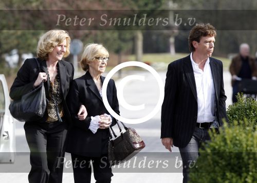 Amsterdam 12 maart 2011
Crematie van Ria Alberti op westgaarde. John de Mol met vriendin Els en zijn moeder
Peter Smulders bv