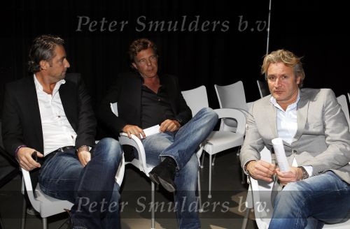Hilversum 15 februari 2011
Presentatie serie iedereen is gek op Jack met Linda de Mol Jeroen v Koningsbrugge Beppie Melissen Kees Hulst en Tjebbo Gerritsma. John de Mol Jr. Erland Galjaar en Matthias Scholten
Peter Smulders bv