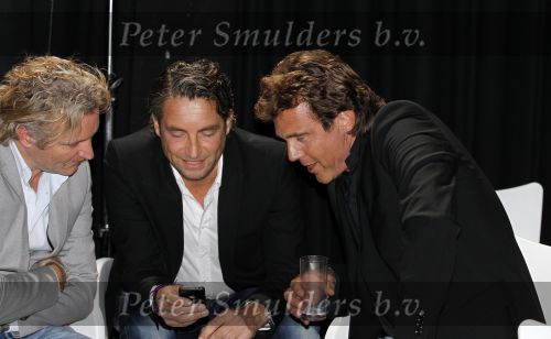 Hilversum 15 februari 2011
Presentatie serie iedereen is gek op Jack met Linda de Mol Jeroen v Koningsbrugge Beppie Melissen Kees Hulst en Tjebbo Gerritsma. John de Mol Jr. Erland Galjaar en Matthias Scholten
Peter Smulders bv
