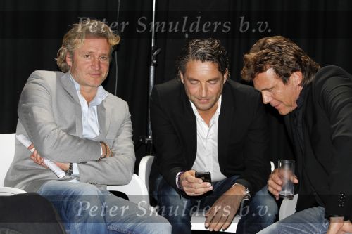 Hilversum 15 februari 2011
Presentatie serie iedereen is gek op Jack met Linda de Mol Jeroen v Koningsbrugge Beppie Melissen Kees Hulst en Tjebbo Gerritsma. John de Mol Jr. Erland Galjaar en Matthias Scholten
Peter Smulders bv