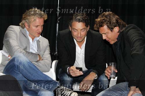 Hilversum 15 februari 2011
Presentatie serie iedereen is gek op Jack met Linda de Mol Jeroen v Koningsbrugge Beppie Melissen Kees Hulst en Tjebbo Gerritsma. John de Mol Jr. Erland Galjaar en Matthias Scholten
Peter Smulders bv
