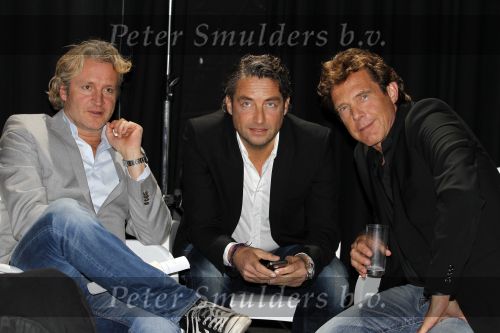 Hilversum 15 februari 2011
Presentatie serie iedereen is gek op Jack met Linda de Mol Jeroen v Koningsbrugge Beppie Melissen Kees Hulst en Tjebbo Gerritsma. John de Mol Jr. Erland Galjaar en Matthias Scholten
Peter Smulders bv