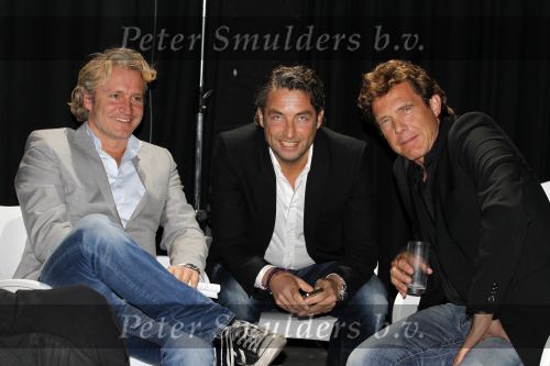 Hilversum 15 februari 2011
Presentatie serie iedereen is gek op Jack met Linda de Mol Jeroen v Koningsbrugge Beppie Melissen Kees Hulst en Tjebbo Gerritsma. John de Mol Jr. Erland Galjaar en Matthias Scholten
Peter Smulders bv