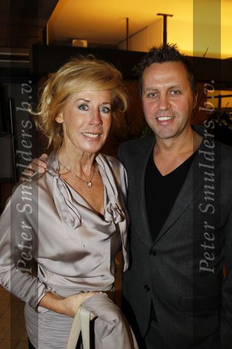 Apeldoorn 6 februari 2011
Premiere zou je in een doosje willen doen bij Orpheus. Joke Bruijs met een kennis
Peter Smulders bv