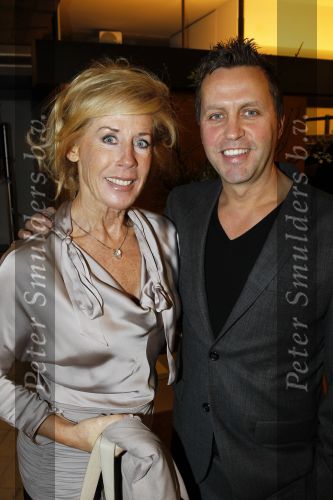 Apeldoorn 6 februari 2011
Premiere zou je in een doosje willen doen bij Orpheus. Joke Bruijs met een kennis
Peter Smulders bv