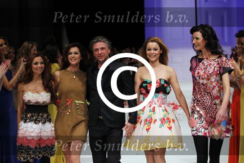 Amsterdam 7 maart 2011
Modeshow Jos v raak in de westergasfabriek met als modellen oa Georgina Verbaan Irene v d Laar Froukje de Both Quinty Trustfull Marvy Rieder en Kim Feenstra.
Peter Smulders bv