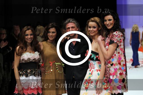 Amsterdam 7 maart 2011
Modeshow Jos v raak in de westergasfabriek met als modellen oa Georgina Verbaan Irene v d Laar Froukje de Both Quinty Trustfull Marvy Rieder en Kim Feenstra.
Peter Smulders bv