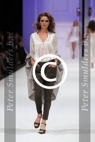 Amsterdam 7 maart 2011
Modeshow Jos v raak in de westergasfabriek met als modellen oa Georgina Verbaan Irene v d Laar Froukje de Both Quinty Trustfull Marvy Rieder en Kim Feenstra.Kim met man
Peter Smulders bv