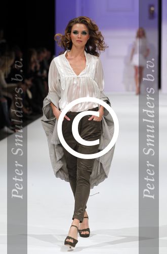 Amsterdam 7 maart 2011
Modeshow Jos v raak in de westergasfabriek met als modellen oa Georgina Verbaan Irene v d Laar Froukje de Both Quinty Trustfull Marvy Rieder en Kim Feenstra.Kim met man
Peter Smulders bv