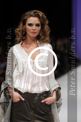 Amsterdam 7 maart 2011
Modeshow Jos v raak in de westergasfabriek met als modellen oa Georgina Verbaan Irene v d Laar Froukje de Both Quinty Trustfull Marvy Rieder en Kim Feenstra.Kim met man
Peter Smulders bv
