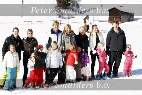 Lech 19 februari 2011
Fotosessie met de koninklijke familie in Lech. Aanwezig waren Koningin Beatrix Prins Willem Alexander Maxima Prinses Amalai Ariane en Alexia aslmede Prins Constantijn met zijn vrouw Prinses Laurentien en kinderen en Prins Friso met zijn vrouw Mabel Wisse Smit en hun kinderen.
Peter Smulders bv