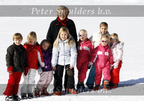Lech 19 februari 2011
Fotosessie met de koninklijke familie in Lech. Aanwezig waren Koningin Beatrix Prins Willem Alexander Maxima Prinses Amalai Ariane en Alexia aslmede Prins Constantijn met zijn vrouw Prinses Laurentien en kinderen en Prins Friso met zijn vrouw Mabel Wisse Smit en hun kinderen.
Peter Smulders bv