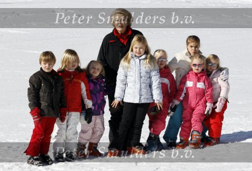Lech 19 februari 2011
Fotosessie met de koninklijke familie in Lech. Aanwezig waren Koningin Beatrix Prins Willem Alexander Maxima Prinses Amalai Ariane en Alexia aslmede Prins Constantijn met zijn vrouw Prinses Laurentien en kinderen en Prins Friso met zijn vrouw Mabel Wisse Smit en hun kinderen.
Peter Smulders bv