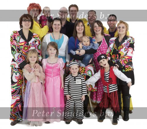 ZALTBOMMEL - In de Fotostudio een groepsfoto gemaakt van Carnavalsvereniging Sharlepestoet. FOTO LEVIN DEN BOER - PERSFOTO.NU