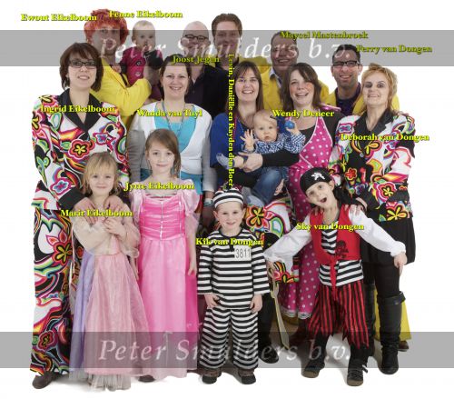 ZALTBOMMEL - In de Fotostudio een groepsfoto gemaakt van Carnavalsvereniging Sharlepestoet. FOTO LEVIN DEN BOER - PERSFOTO.NU