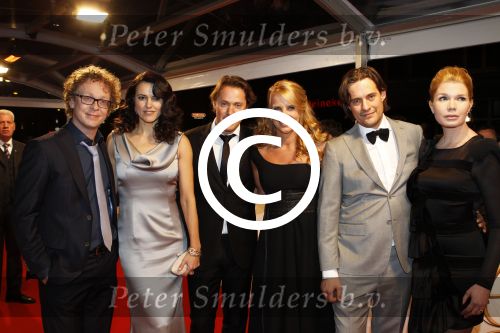Amsterdam 8 maart 2011
Premiere van de film Gooische vrouwen in het nieuwe de la Mar theater. Linda de Mol Susan Visser Tjitske Reidinga Jeroen Rietbergen Dennis v d Ven en Vincent Croiset
Peter Smulders bv