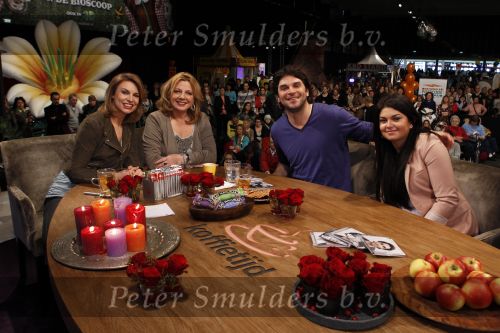 Amsterdam 16 februari 2011
Koffietijd met Pernille la Lau en Loretta Schrijver vanaf de huishoudbeurs met als gasten Xander de Buisonje en Roxeanne Hazes.
Peter Smulders bv
