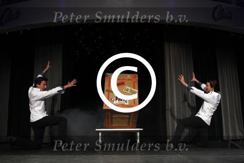 Hoofddorp 7 maart 2011
Magic Unlimited met Oscar Renzo en Lara Kazan worden ambassadeur van het goede doel dappere dodo\'s. Hun vader Hans kwam als verassing uit een doos.
Peter Smulders bv