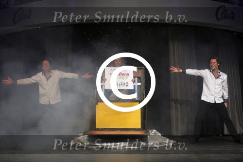 Hoofddorp 7 maart 2011
Magic Unlimited met Oscar Renzo en Lara Kazan worden ambassadeur van het goede doel dappere dodo\'s. Hun vader Hans kwam als verassing uit een doos.
Peter Smulders bv