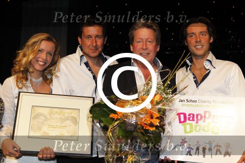 Hoofddorp 7 maart 2011
Magic Unlimited met Oscar Renzo en Lara Kazan worden ambassadeur van het goede doel dappere dodo\'s. Hun vader Hans kwam als verassing uit een doos.
Peter Smulders bv