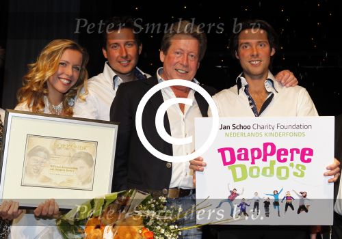 Hoofddorp 7 maart 2011
Magic Unlimited met Oscar Renzo en Lara Kazan worden ambassadeur van het goede doel dappere dodo\'s. Hun vader Hans kwam als verassing uit een doos.
Peter Smulders bv