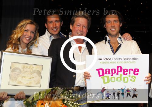 Hoofddorp 7 maart 2011
Magic Unlimited met Oscar Renzo en Lara Kazan worden ambassadeur van het goede doel dappere dodo\'s. Hun vader Hans kwam als verassing uit een doos.
Peter Smulders bv